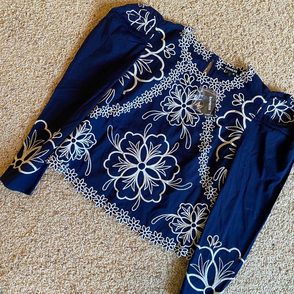 NWT Eyelet Puff Sleeve Express blouse